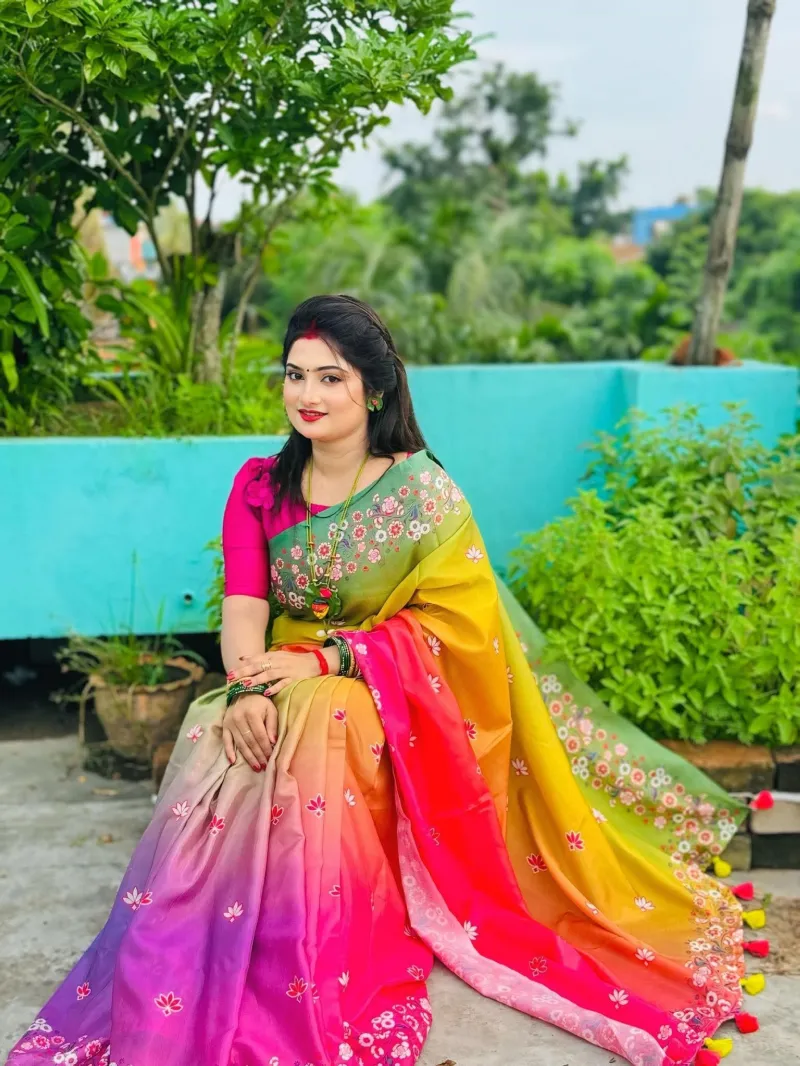 Soft Silk Saree with Colour Gradient and Floral Work, Blouse Piece
