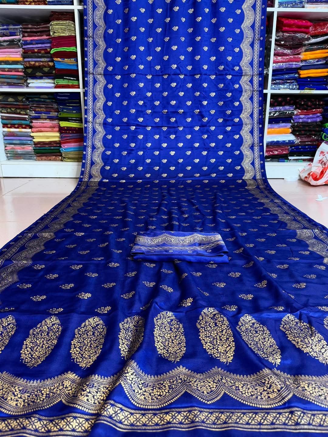 Single Colour Silk Skin Print Saree with Matching Blouse Piece