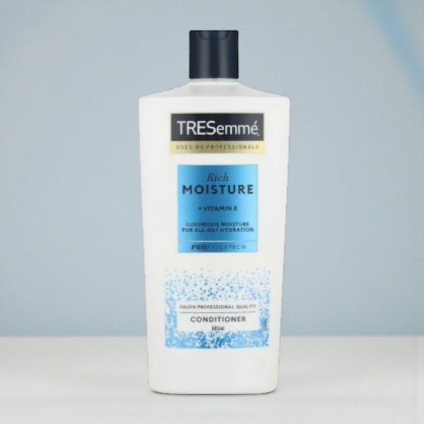 Tresemme Rich Moisture + Vitamin E Conditioner 685ml (Poland)