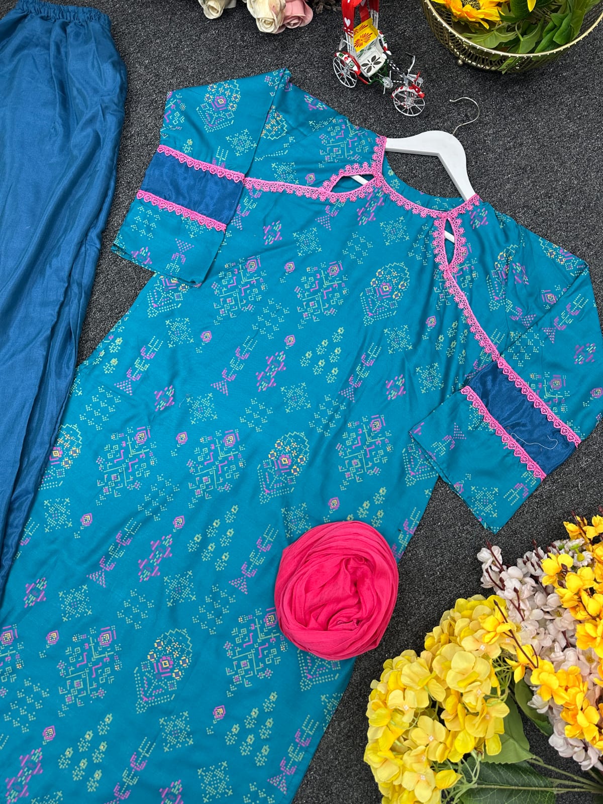 Women's Screen Print Cotton Three Piece with Lace and Silk Salwar